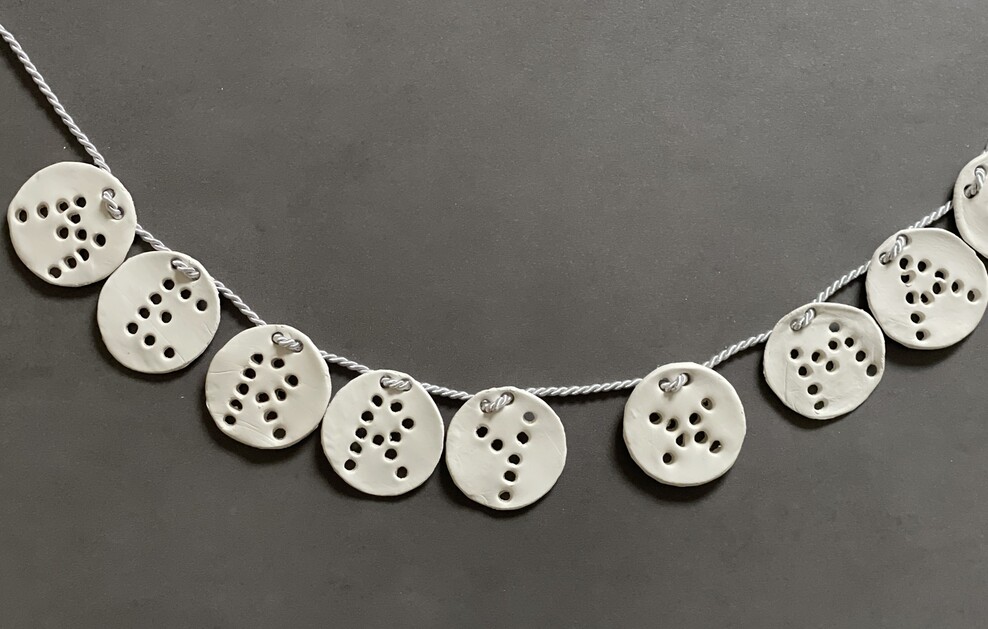 Kreative Girlande aus modellierten Fimo-Buchstaben.